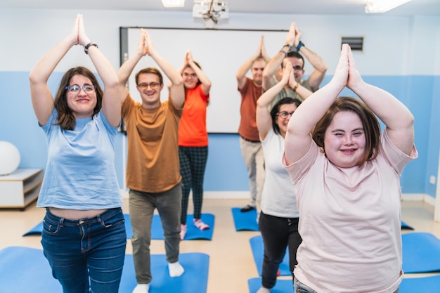 Deelnemers met het syndroom van Down leiden een vreugdevolle yogales die inclusiviteit toont