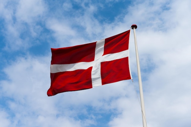 Deense vlag wappert in de wind