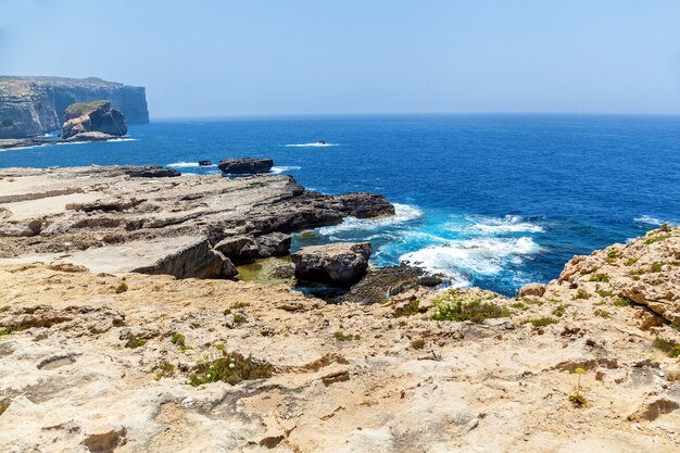 Глубокая синяя дыра во всемирно известном лазурном окне на острове гозо - чудо средиземноморской природы.