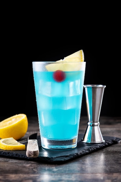 Cocktail martini di mare blu profondo sulla tavola di legno