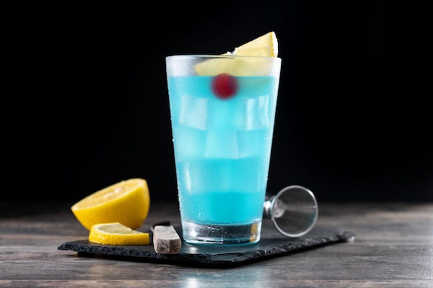 Cocktail martini di mare blu profondo sulla tavola di legno