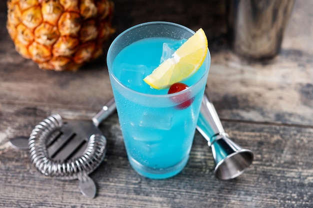 Premium Photo | Deep blue sea martini cocktail on wooden table