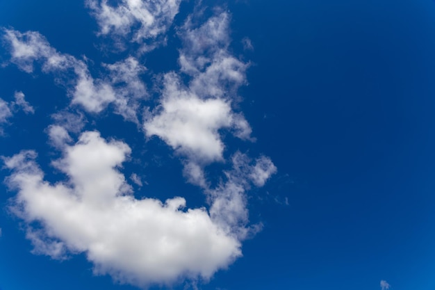 白い雲の背景を持つ真っ青な空