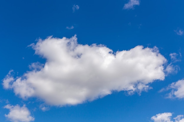 白い雲の背景を持つ真っ青な空