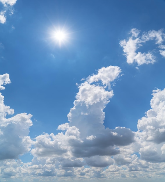 写真 真っ青な空と夏の太陽