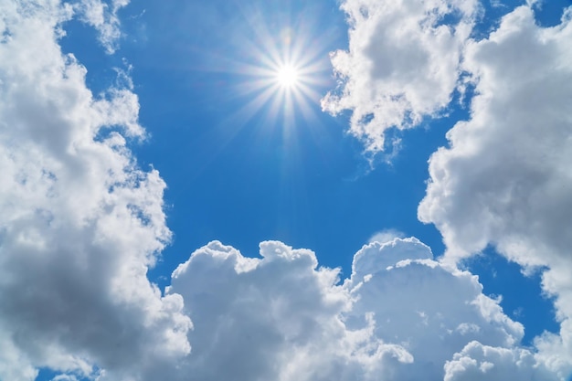 写真 真っ青な空と日中の太陽