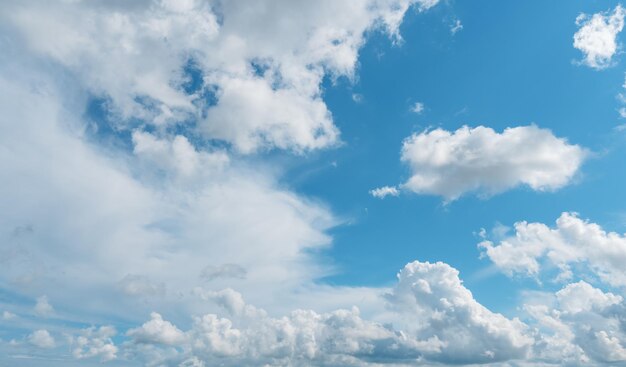 真っ青な空と夏の太陽