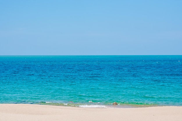 深い青色のターコイズラズール空の海のパノラマスカイライン澄んだ空の下で夏の日差しきれいな砂の楽園穏やかなデザインの壁紙の背景検疫の熱帯の休日の終わりCovid隔離