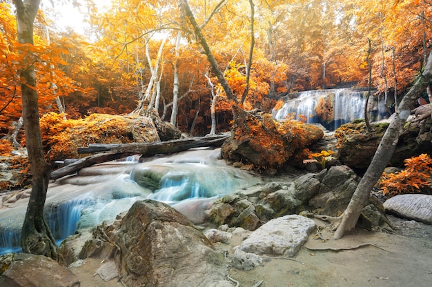 Photo deep forest waterfall in autumn scene at erawan waterfall national park kanjanaburi thailand