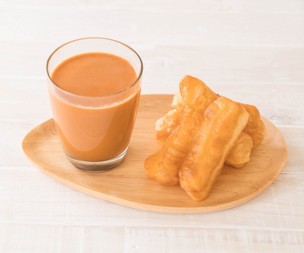 Photo deep-fried dough stick with milk tea