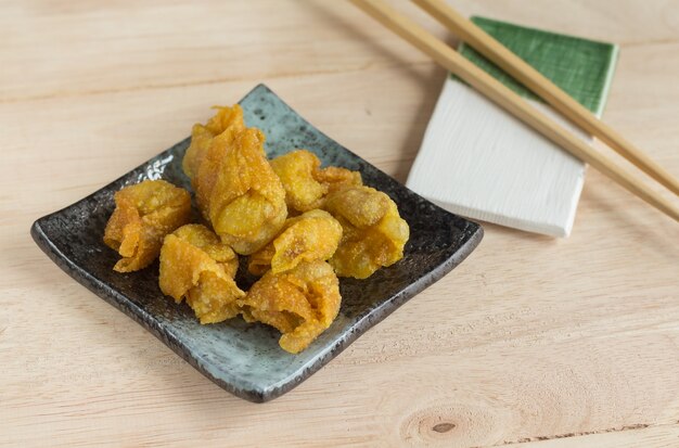 写真 揚げた餃子や豚肉を詰めたワンタン