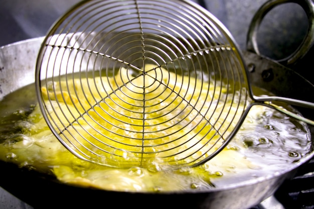 Foto deep fritto d'oro marrone e samosa indiano croccante.