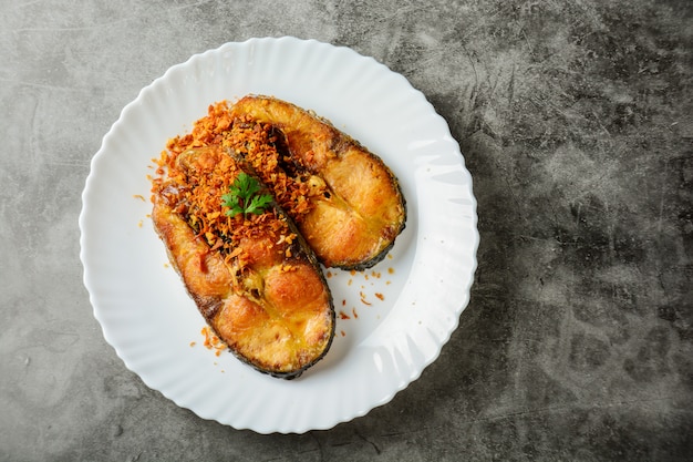 Premium Photo | Deep fried pangasius fish with black pepper garlic and fish  source, quick and easy dish,