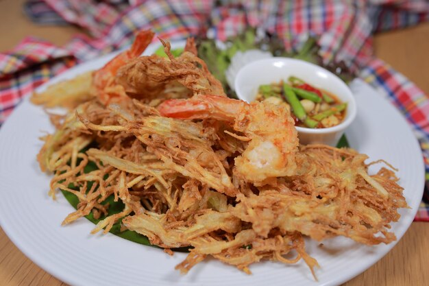 Deep fried papaya carrot and fried shrimp serve with Thai style sauce