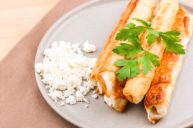 Torte fritte con ricotta e prezzemolo.