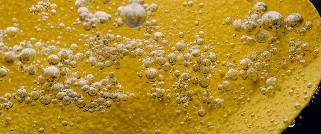 写真 金色の油水の下で揚げたポテトチップス熱い沸騰した油の泡で丸いポテトチップを揚げるファーストフードとスナック水中調理油っぽいフライドポテトや油の背景にポテトチップス