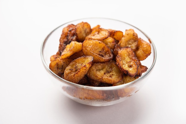 Photo deep fried ripe plantain slices or pake kele fried chips in a bowl