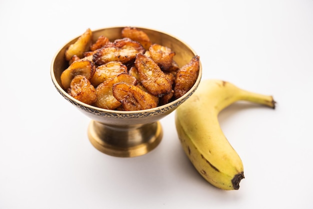 Photo deep fried ripe plantain slices or pake kele fried chips in a bowl