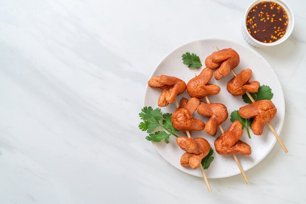 Photo deep fried sausage skewer with dipping sauce