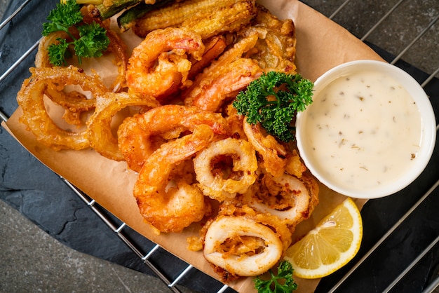 Photo deep fried seafood (shrimps and squid) with mix vegetable - unhealthy food style