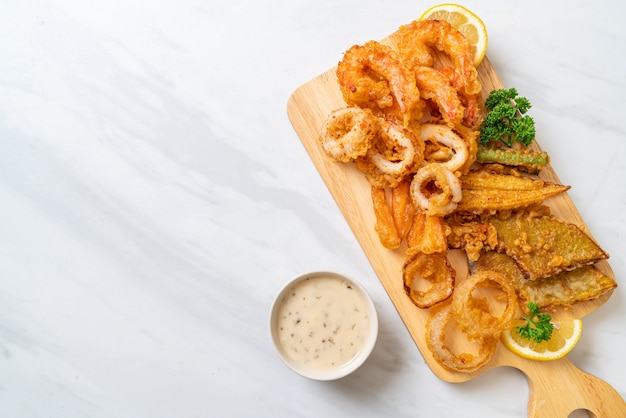 Photo deep fried seafood (shrimps and squid) with mix vegetable