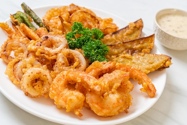 Gamberi e calamari fritti con verdure miste