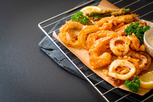 Photo deep fried seafood with mix vegetable