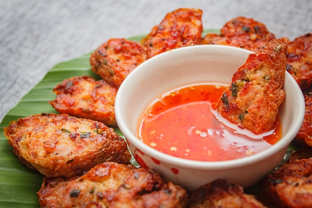 写真 エビの揚げ物と豚肉のロールパン。