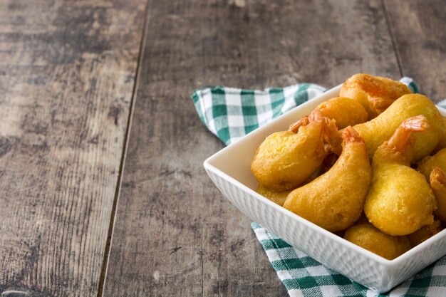 Deep fried shrimps in a bowl on wooden