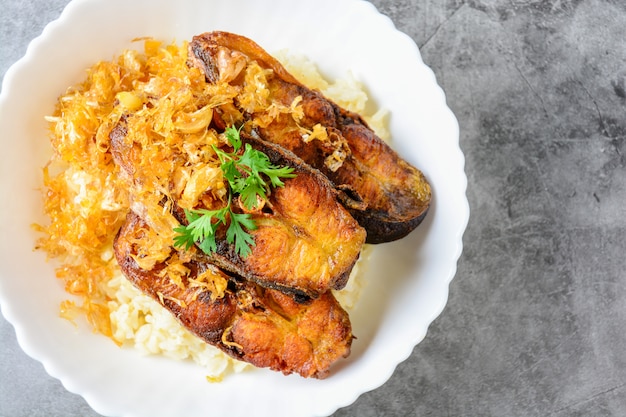 Deep fried sliced Pangasius fish with garlic, served with brown rice.