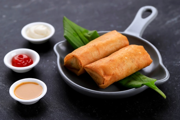 Жареные во фритюре спринг-роллы, популярные как Lumpia или Popia. Одно блюдо на семейном ужине китайского Нового года (Имлек)