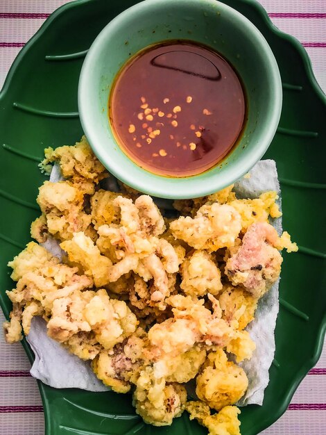 Photo deep fried squids on a plate top view delicious food