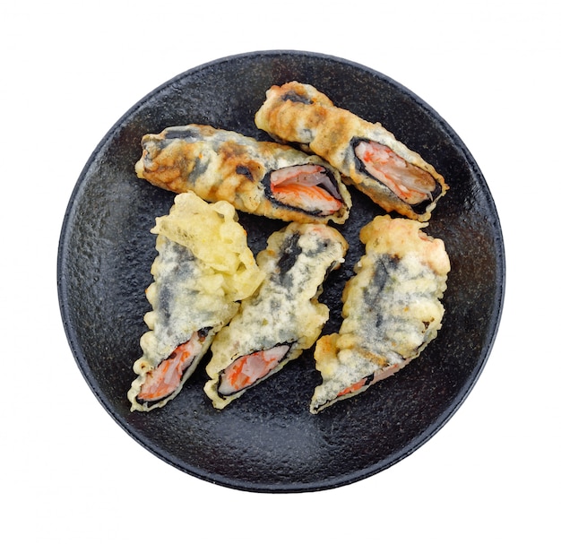 Sushi fritti nel grasso bollente alimento giapponese sul piatto su una superficie bianca