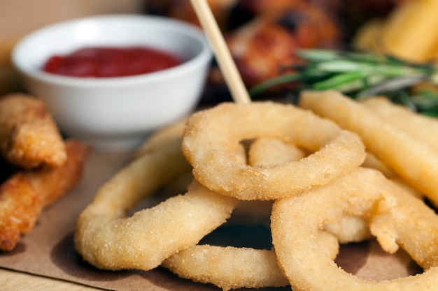 Deep fry onion rings are used as a side dish or snack, onion rings are fresh and delicious