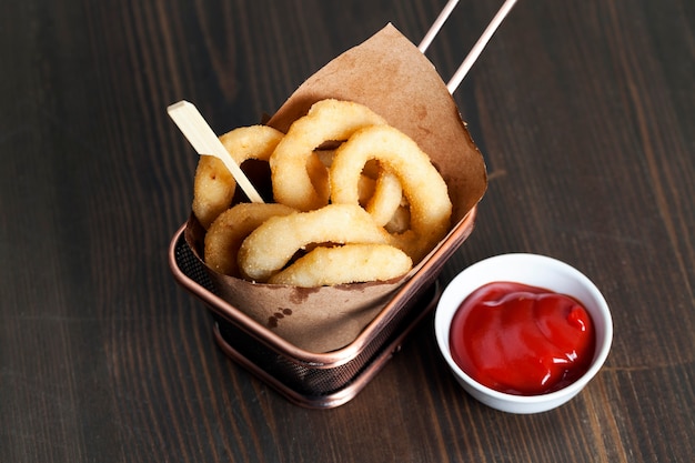 Deep fry onion rings are used as a side dish or snack, onion rings are fresh and delicious