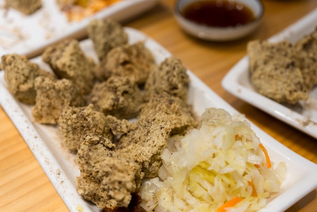 Deep fry stinkende tofu op het bord