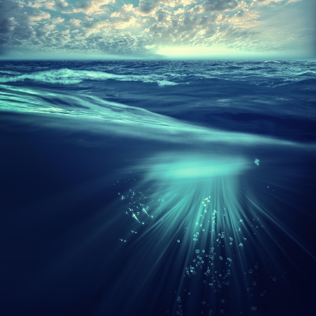 Морские фоны глубокого океана с волнами и морской поверхностью
