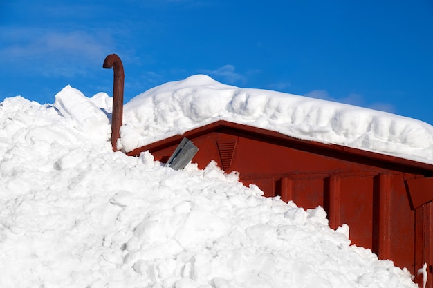 田舎のノルウェー、ヨーロッパの半分の家を覆う深い雪