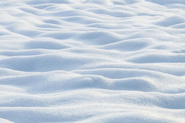 深い雪の吹きだまり冬の背景