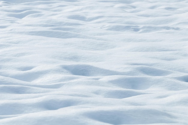 深い雪の吹きだまり冬の背景