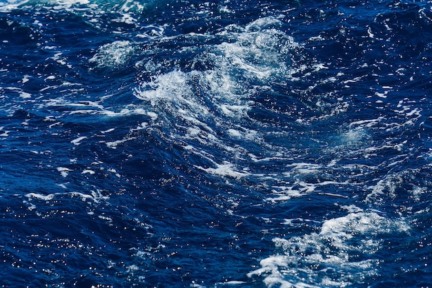 深みのあるターコイズブルーとブルーの地中海、テクスチャの背景、アクア海水の背景ショット...