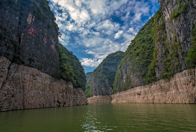 神農渓流の深い垂直峡谷の壁