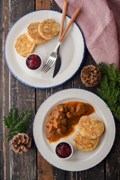 Foto gulasch di cervo con canederli e marmellata di mirtilli rossi