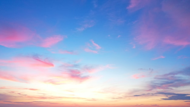 デフォルト美しい朝の澄んだ空の背景。カラフルな黄青の空。柔らかな白い雲の日の出または日没と朝のカラフルな澄んだ青い空の背景。