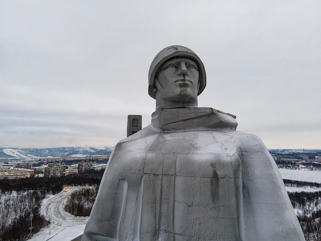 Foto difensori del monumento artico sovietico in inverno a murmansk. russia