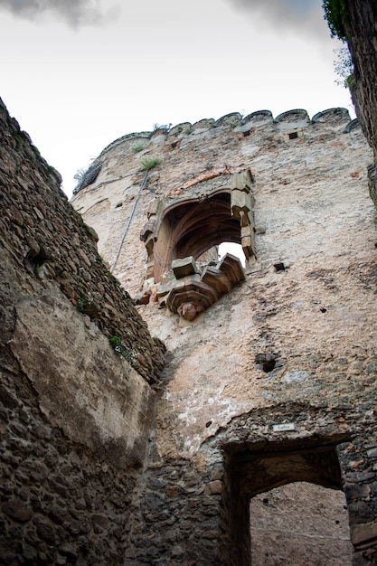 Mura difensive e fortificazioni di un castello medievale.