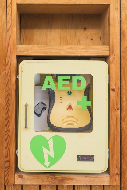 defibrillator bij een houten bushalte in Slovenië