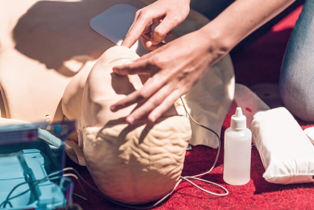 Photo defibrillator cpr practice