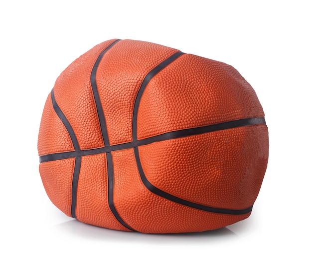 写真 白い背景に分離された空気の抜けたバスケットボール ボール
