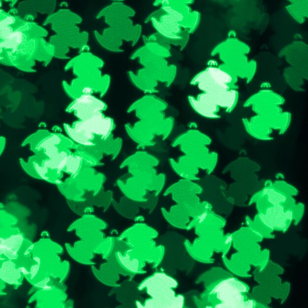 Расфокусированные боке фон с зелеными елочными шарами